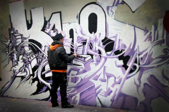 productions graff 2012 kanos is painting a graffiti in paris street