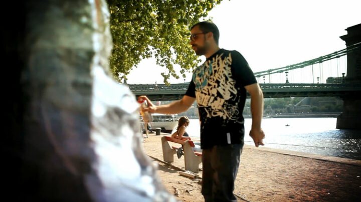 kanos painting a cellograff in budapest